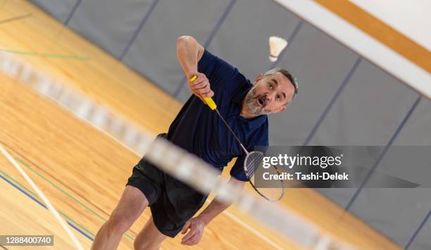 mann spielt badminton - badminton stock-fotos und bilder