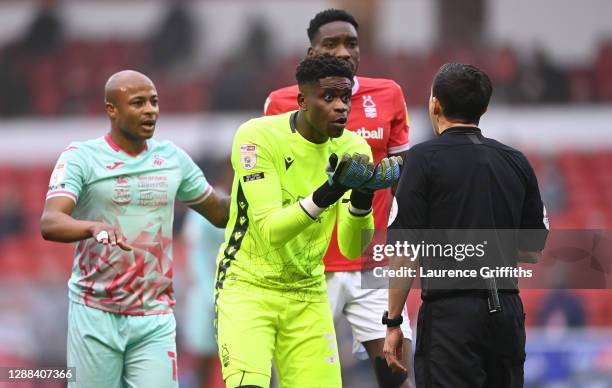 Brice Samba and Sammy Ameobi of Nottingham Forest and Andre Ayew of Swansea City argue with referee Tony Harrington during the Sky Bet Championship...