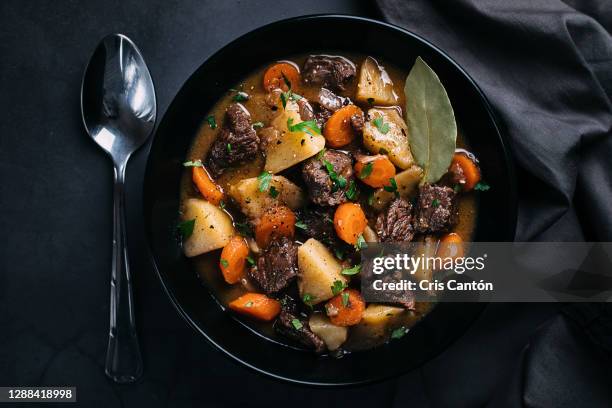 beef stew - rindfleischeintopf stock-fotos und bilder