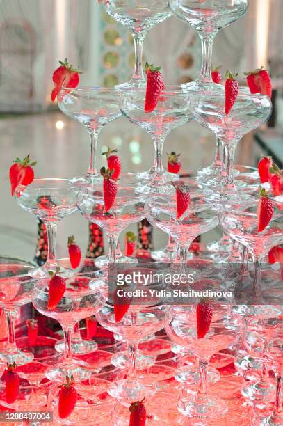 champagne pyramid tower with strawberries - champagne pyramid stockfoto's en -beelden