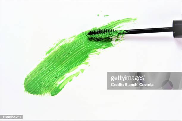 texture of green mascara for eyelashes - make up pinsel stock-fotos und bilder