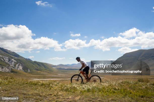 mountainbiker mit dem fahrrad auf einem bergweg - abruzzi stock-fotos und bilder