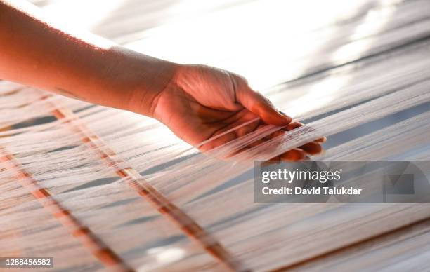 weaver weaving silk and cotton costumes - tear imagens e fotografias de stock