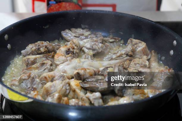 rabbit cooked with vegetables - konijn stockfoto's en -beelden