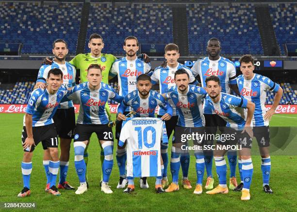 The players of Napoli pose with the shirt of the late Diego Maradona during the Serie A match between SSC Napoli and AS Roma at Stadio San Paolo on...