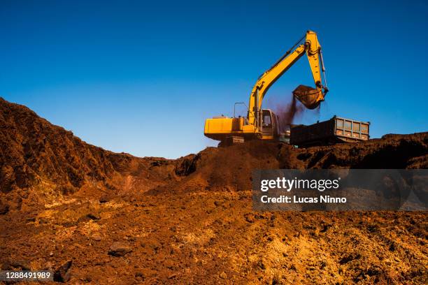 backhoe working on a terrain - bulldozer photos et images de collection