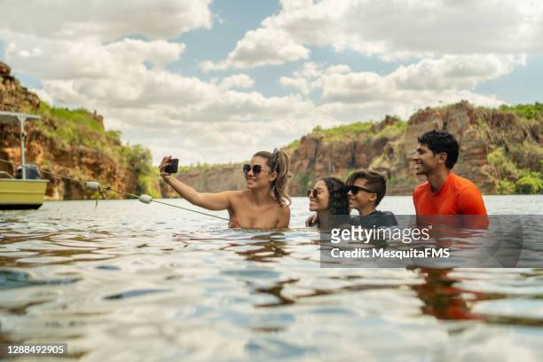 família tirando selfie no rio são francisco - dipping - fotografias e filmes do acervo