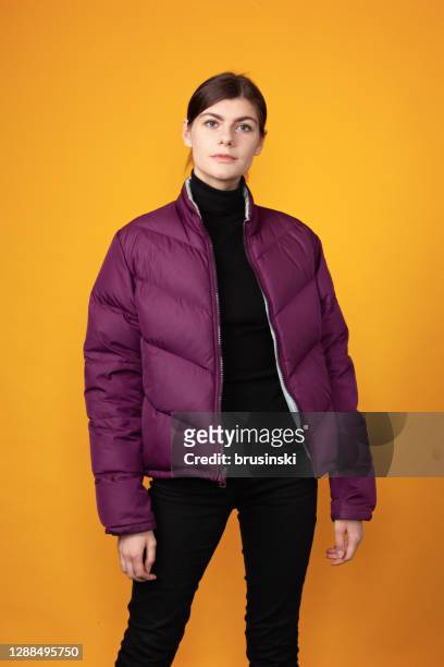 20歲女子的工作室肖像 - padded jacket 個照片及圖片檔