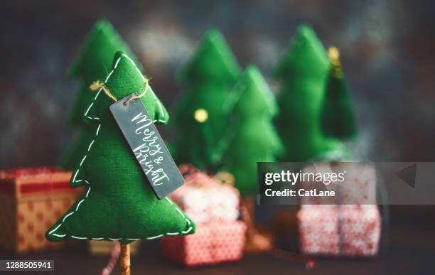 de achtergrond van kerstmis met uiterst kleine bomen van kerstmis en vrolijke en heldere bericht - kunstnijverheid stockfoto's en -beelden