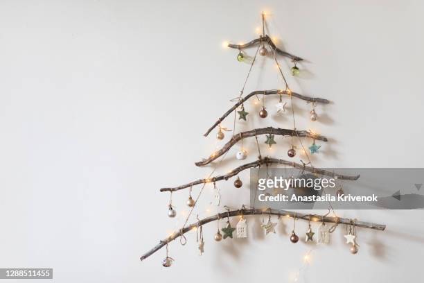 alternative eco friendly christmas tree made of wood sticks. - pinheiro madeira - fotografias e filmes do acervo