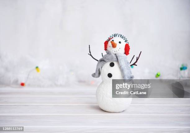 bonhomme de neige mignon de noël dans l’étain blanc scintillant avec la neige - snowman photos et images de collection