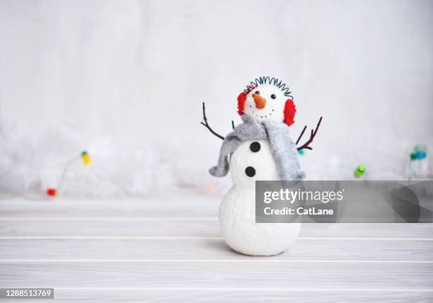 fofo homem de neve de natal em tinsel branco brilhante com neve - snowman - fotografias e filmes do acervo