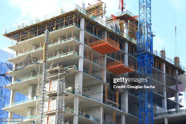 apartment complex under construction - incompleto foto e immagini stock