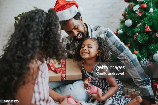 criança sorrindo ao receber presente de natal - natal brasil - fotografias e filmes do acervo