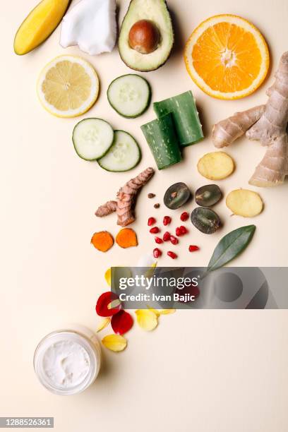 crema hidratante con ingredientes naturales - flatlay flowers fotografías e imágenes de stock