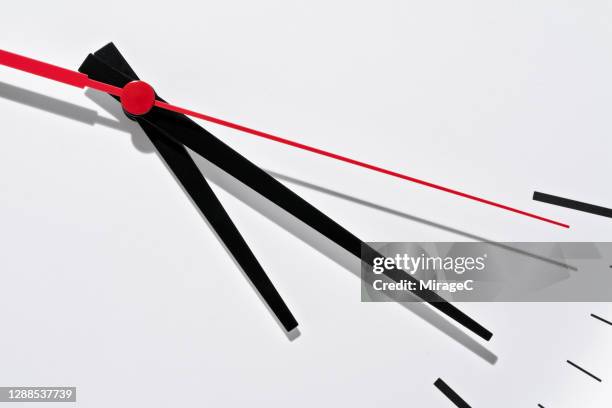 clock face - minutenwijzer stockfoto's en -beelden