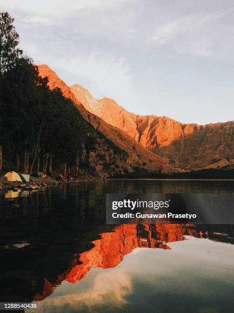 beautiful segara anak lake, rinjani mountain, indonesia - mount rinjani fotografías e imágenes de stock