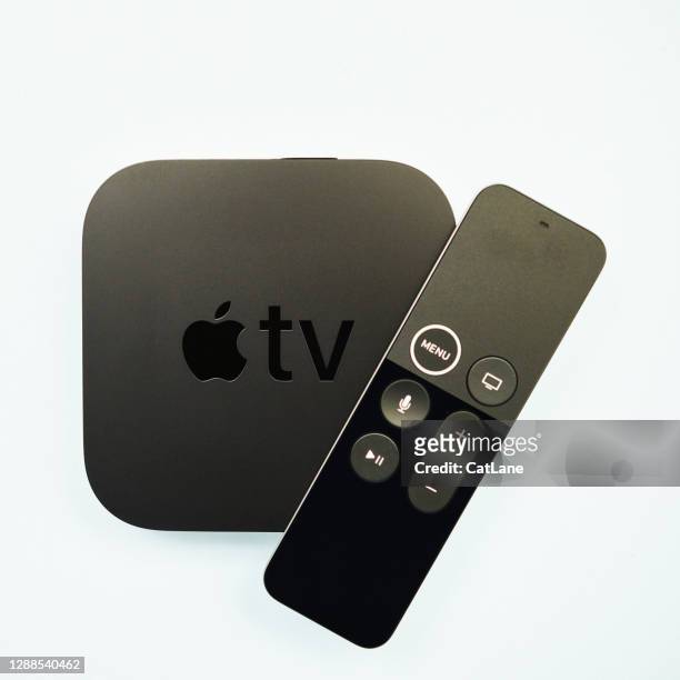 apple tv 4k hd con mando a distancia - apple tv fotografías e imágenes de stock