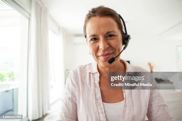 portret van vrouw met hoofdtelefoon - videogesprek stockfoto's en -beelden