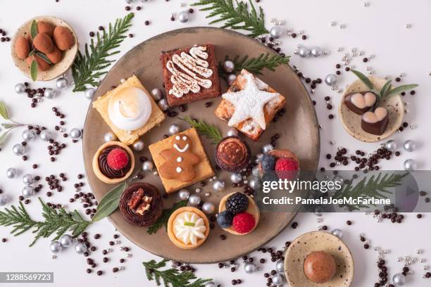 お祝いのクリスマスパーティーデザート、ビーガン、グルテンフリーの小皿キャンディー - プチフール ストックフォトと画像