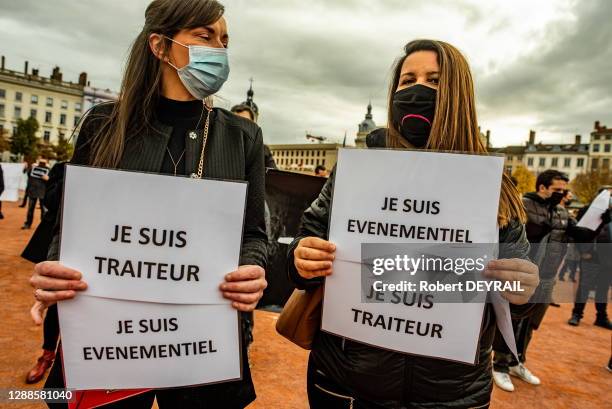 Des manifestantes portent des pancartes JE SUIS TRAITEUR JE SUIS EVENEMENTIEL pour réclamer la réouverture des commerces non essentiels le 16...