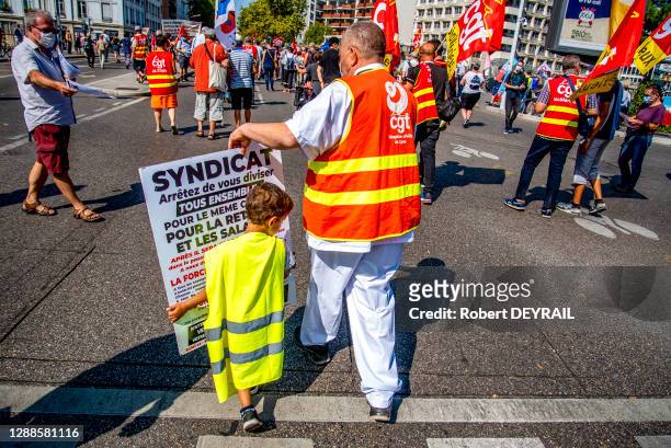 Un enfant et son père porte une pancarte syndicale lors la manifestation inter-syndicale de la rentrée sociale qui a rassemblé 2000 personnes le 17...
