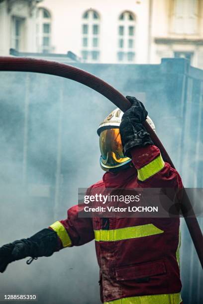 Intervention des pompiers lors de la marche des libertés contre la loi "sécurité globale" entre la place de la République et la place de la Bastille,...