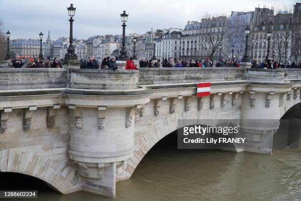 Pont Neuf, gens regardant et photographiant le fleuve, crue de la Seine, le 26 janvier 2018, à Paris, France.