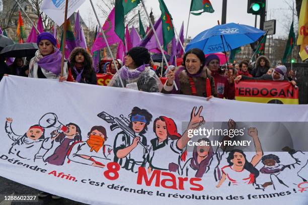 Femmes Kurdes manifestant pour défendre Afrin et la révolution des femmes libres, place de la République, danse folklorique Kurde, 8 mars 2018,...