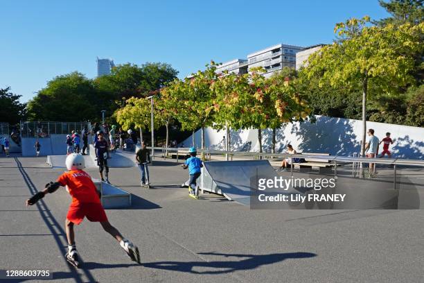 Enfant en roller, aire de jeux parc Clichy-Batignolles-Martin-Luther-King, 15 septembre 2019, Paris 17ème, France.