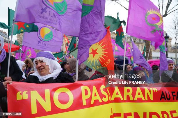 Femmes Kurdes manifestant pour défendre Afrin et la révolution des femmes libres, place de la République, danse folklorique Kurde, 8 mars 2018,...