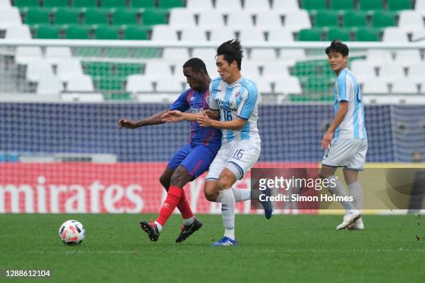 Won Du-jae of Ulsan Hyundai and FC Tokyo's Adaílton dos Santos da Silva compete for the ball during the AFC Champions League Group F match between FC...