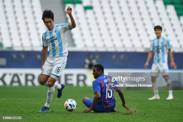 Won Du-jae of Ulsan Hyundai and FC Tokyo's Adaílton dos Santos da Silva compete for the ball during the AFC Champions League Group F match between FC...