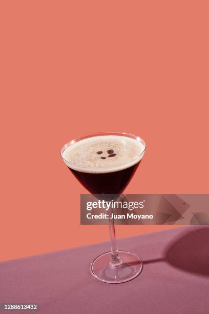 espresso martini - espresso martini stock-fotos und bilder