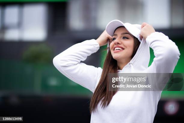 chica sonrisa feliz - camisa con capucha fotografías e imágenes de stock