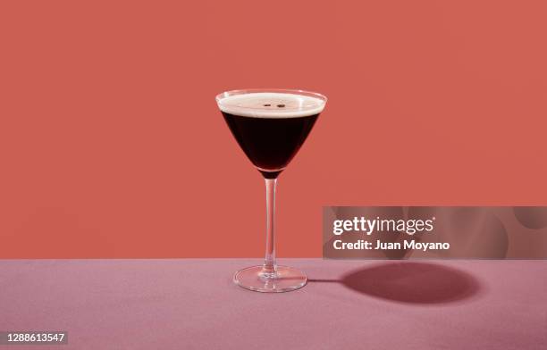 espresso martini in a cocktail glass - martini dry photos et images de collection