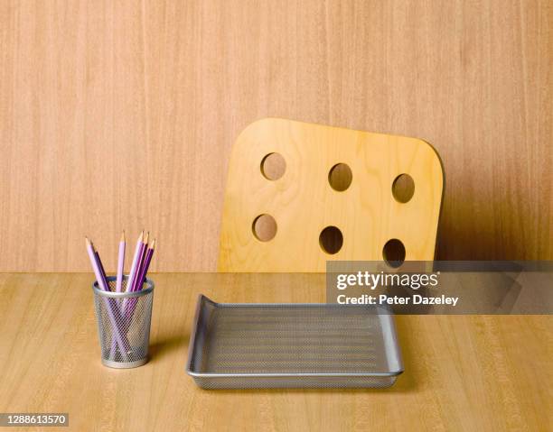 empty office chair - secretária vazia imagens e fotografias de stock