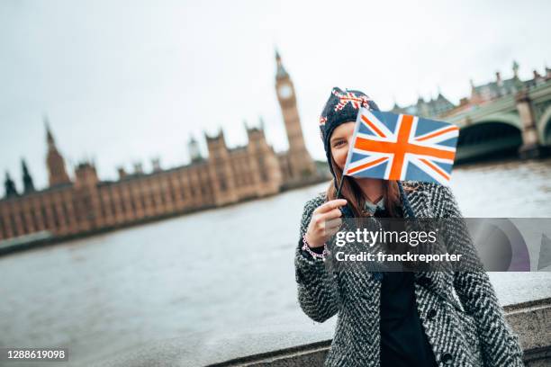 britische tourist mit uk flagge in london - person falls from westminster bridge stock-fotos und bilder