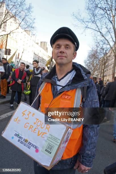 Cheminot portant la caisse de solidarité des grévistes SNCF "43ème jour de grève", lors de la manifestation unitaire contre la réforme des retraites,...