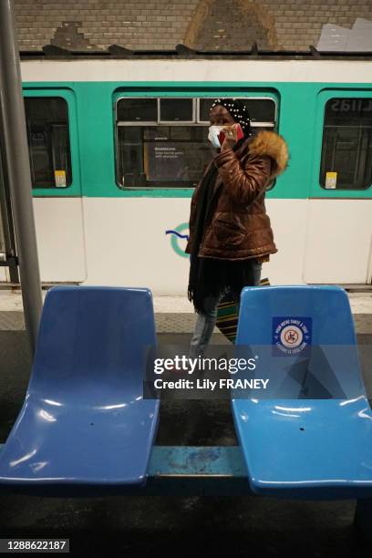 Métro parisien, consignes "distanciation sociale" de la "RATP" sur les sièges du quai "Pour votre santé, laissons ce siège libre", en arrière plan...