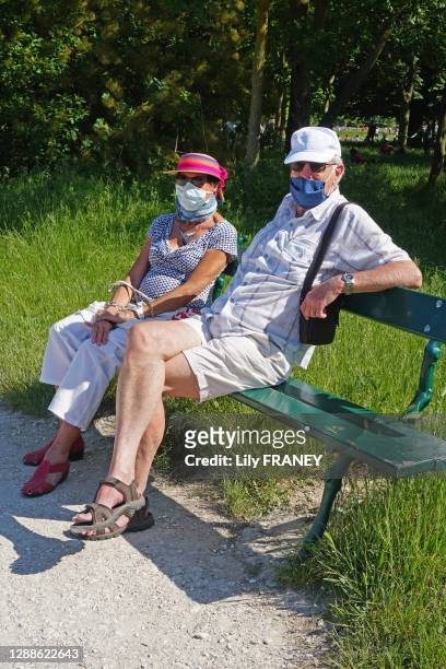 Réouverture du bois de Vincennes, premier week-end du déconfinement, couple agé sur un banc, le 17 mai 2020, Paris, France.