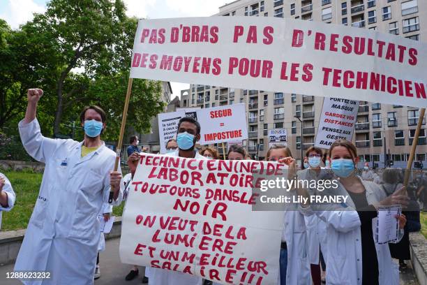 Manifestation du personnel hospitalier de l'hôpital Robert Debré pour la défense de l'hôpital public et de leurs conditions de travail, parvis de...
