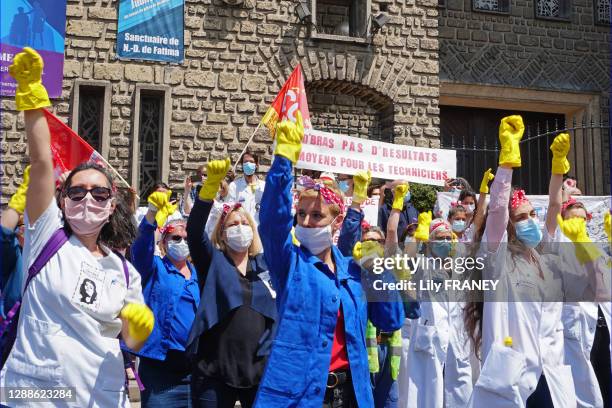 Happening "Les Rosies" avec les hospitalières, en soutien au personnel hospitalier, le docteur Cherine Benzouid, au centre Clémentine Autain, députée...