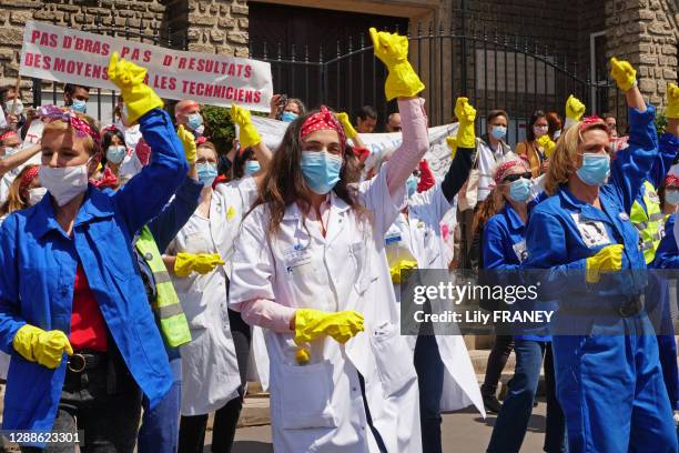 Happening "Les Rosies" avec les hospitalières, en soutien au personnel hospitalier, au centre, le docteur Cherine Benzouid, à gauche Clémentine...