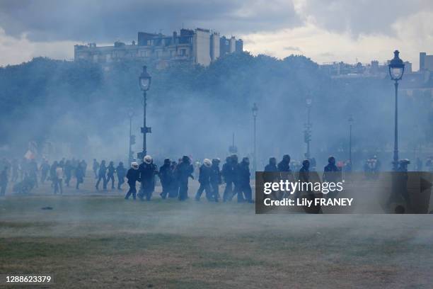 Intervention des forces de l'ordre, gaz lacrymogène dû à des heurts entre les forces de l'ordre et des manifestants en marge de la manifestation des...