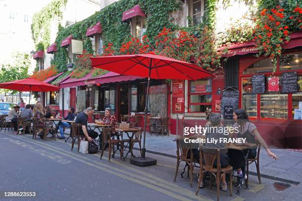 Extension d'une terrasse de café sur l'emplacement réservé au stationnement des voitures, quartier du Marais, Paris 4ème, 22 juin 2020, France.