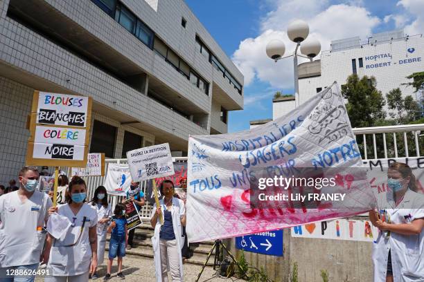 Manifestation du personnel hospitalier devant l'hôpital Robert Debré pour la défense du service public après le déconfinemant suite à la pandémie du...