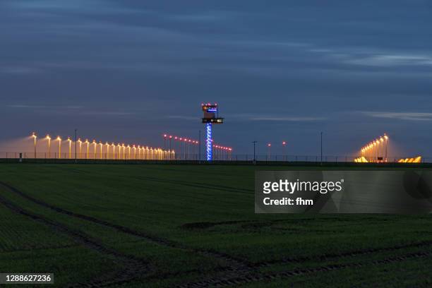 airport berlin-brandeburg ber: flight control tower (brandenburg, germany) - torre di controllo foto e immagini stock