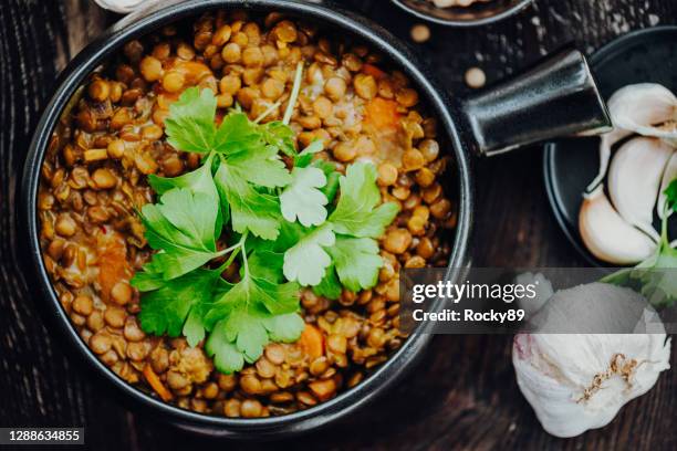 traditionele indische rode linzen dahl - lentil stockfoto's en -beelden