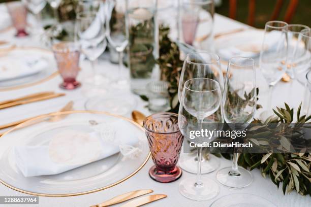 hermosa boho boda mesa decoración con ramas de olivo y vasos de bebida de rosa en mallorca - wedding decoration fotografías e imágenes de stock